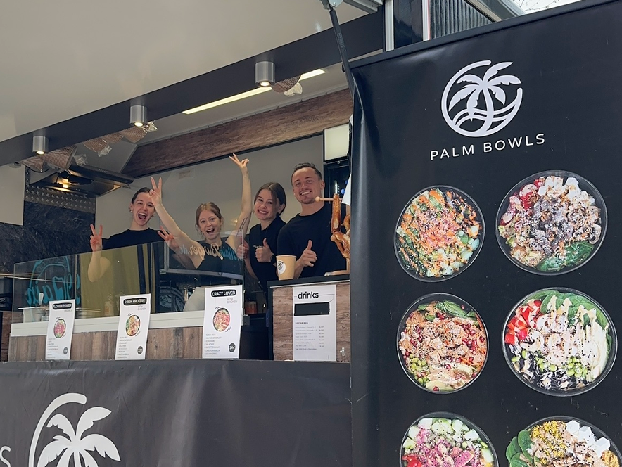 Palm Bowls Mitarbeiter im Foodtruck für ein Poke Bowl Catering in Wiesbaden