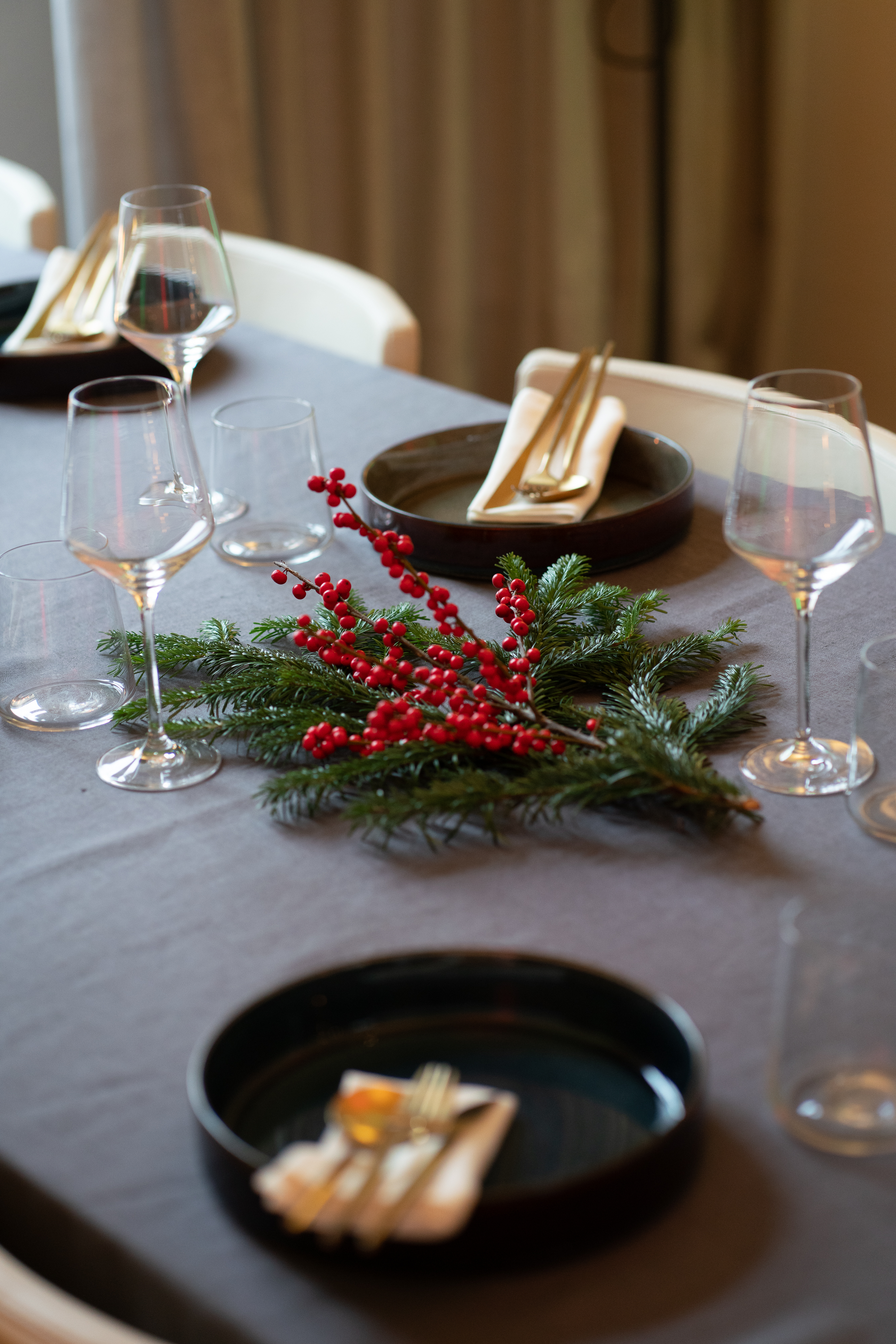 Gedeckter Tisch mit hochwertigem Geschirr für eine Mitarbeiter-Weihnachtsfeier