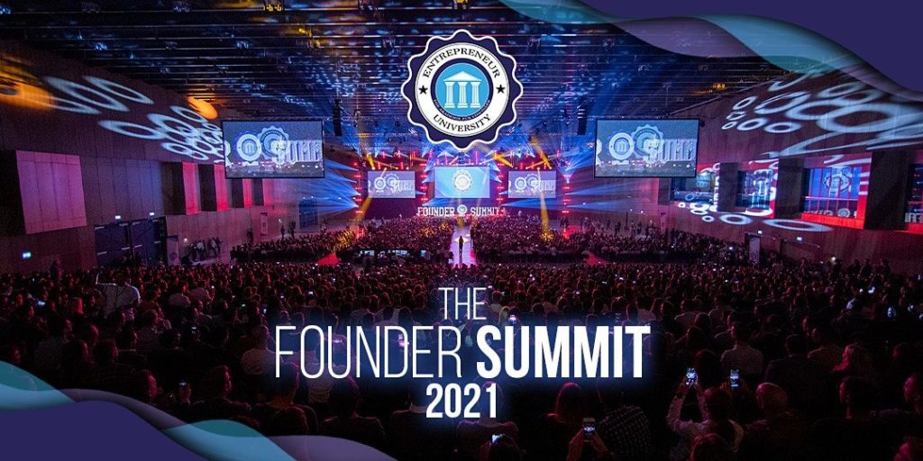 Logo der Founder Summit 2021 mit Halle im Hintergrund, die voll mit Menschen ist und jemand hält eine Präsentation