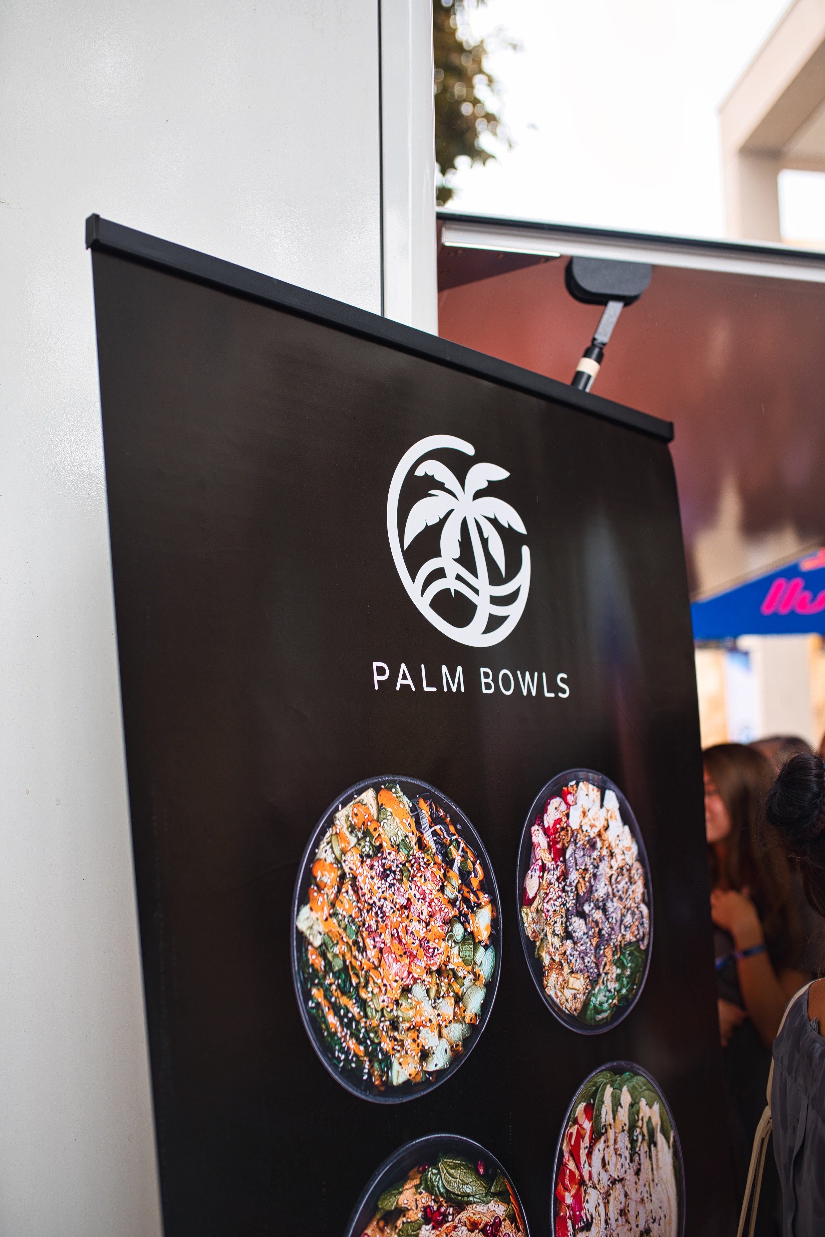 Palm Bowls Catering Roll Up Banner mit Poke Bowls