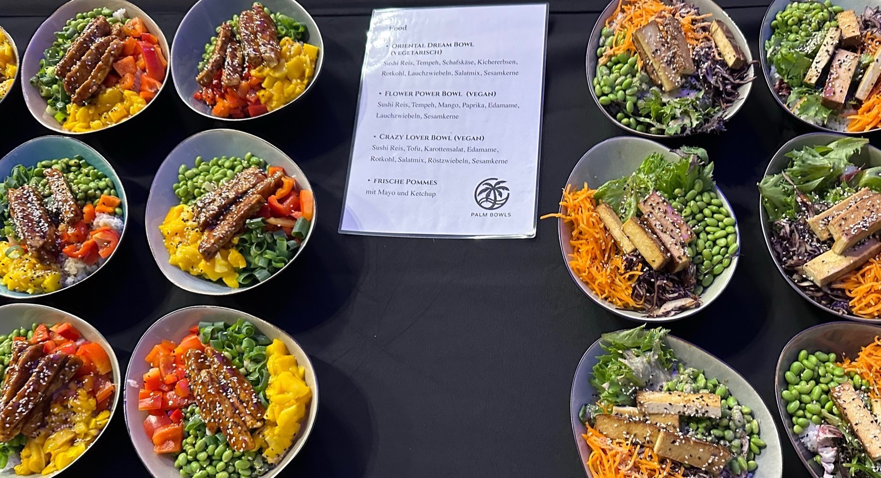 Buffet-Catering mit veganen und vegetarischen Poke Bowls für ein Business-Meeting