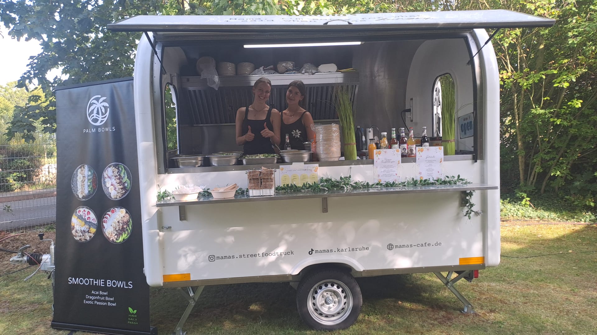 Weißer Retro-Foodtruck für Poke Bowls und Getränke für ein Sommerfest in Mainz