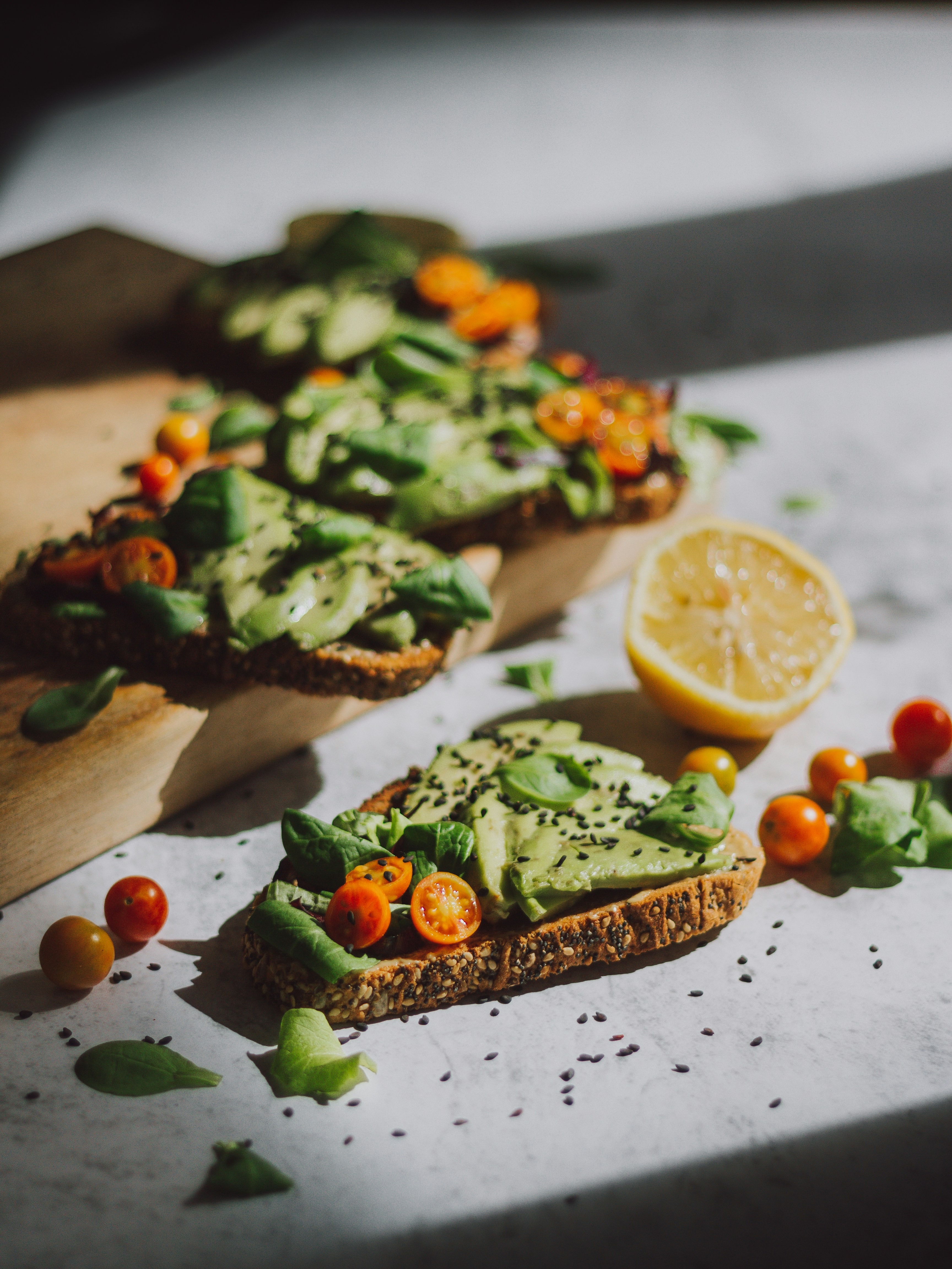 Sauerteigbrot mit smashed Avocado und Kräutern für Fingerfood Catering