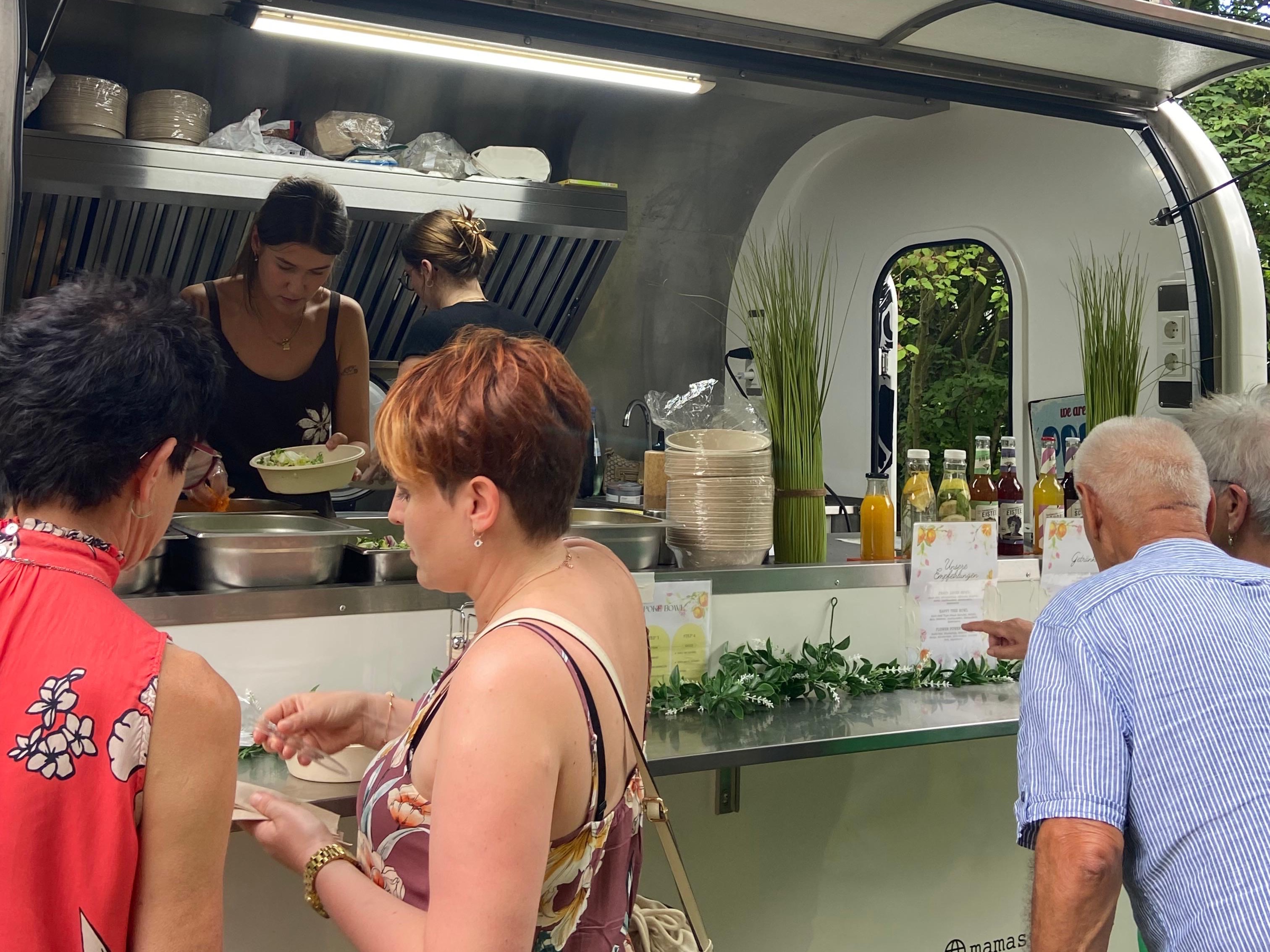 Foodtruck und Getränke Catering mit Poke Bowls auf einer Gartenparty