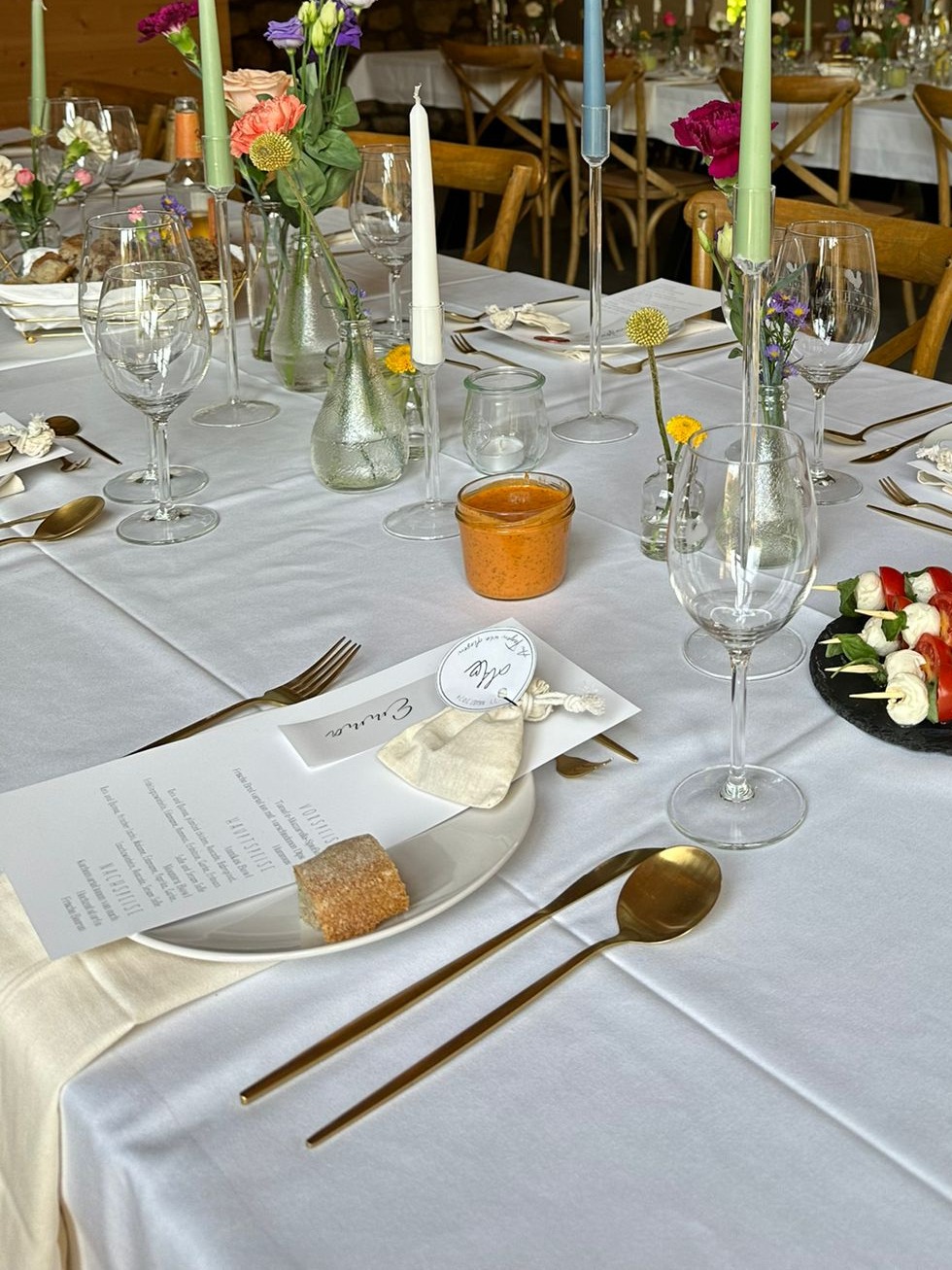 Gedeckter Tisch mit gemieteter Dekoration und Geschirr für eine Hochzeit