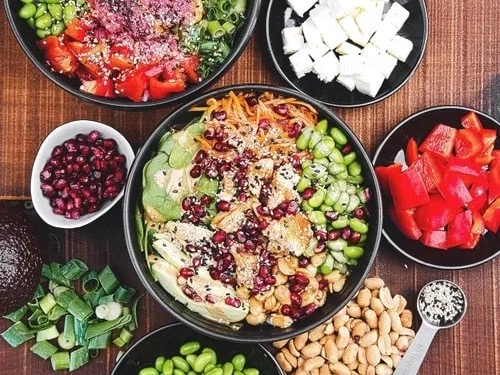 Poke Bowls mit verschiedenen Zutaten wie Hähnchen, vegan