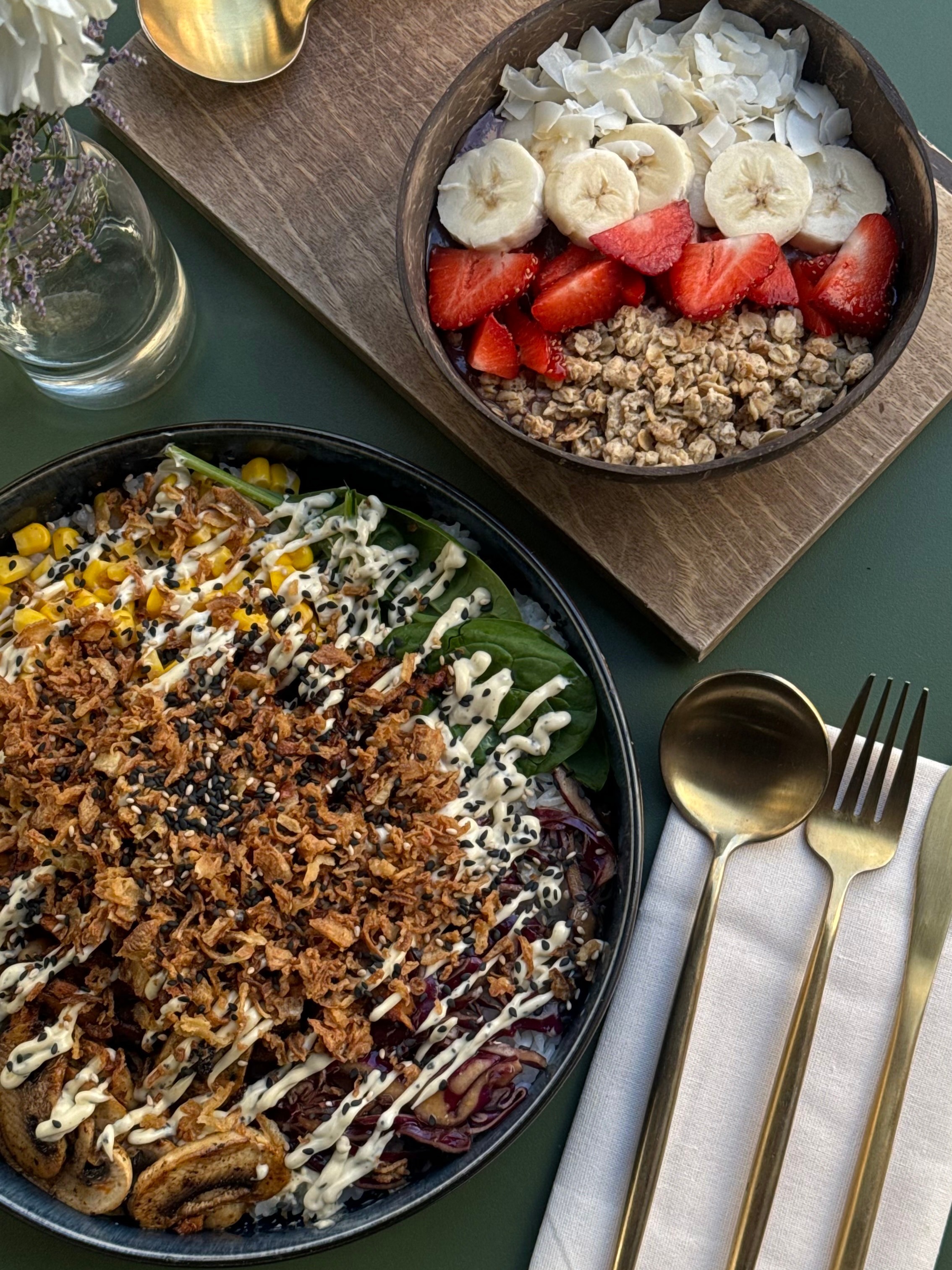 vegane Poke Bowl mit Trüffelmayo  und Asai Smoothie Bowl