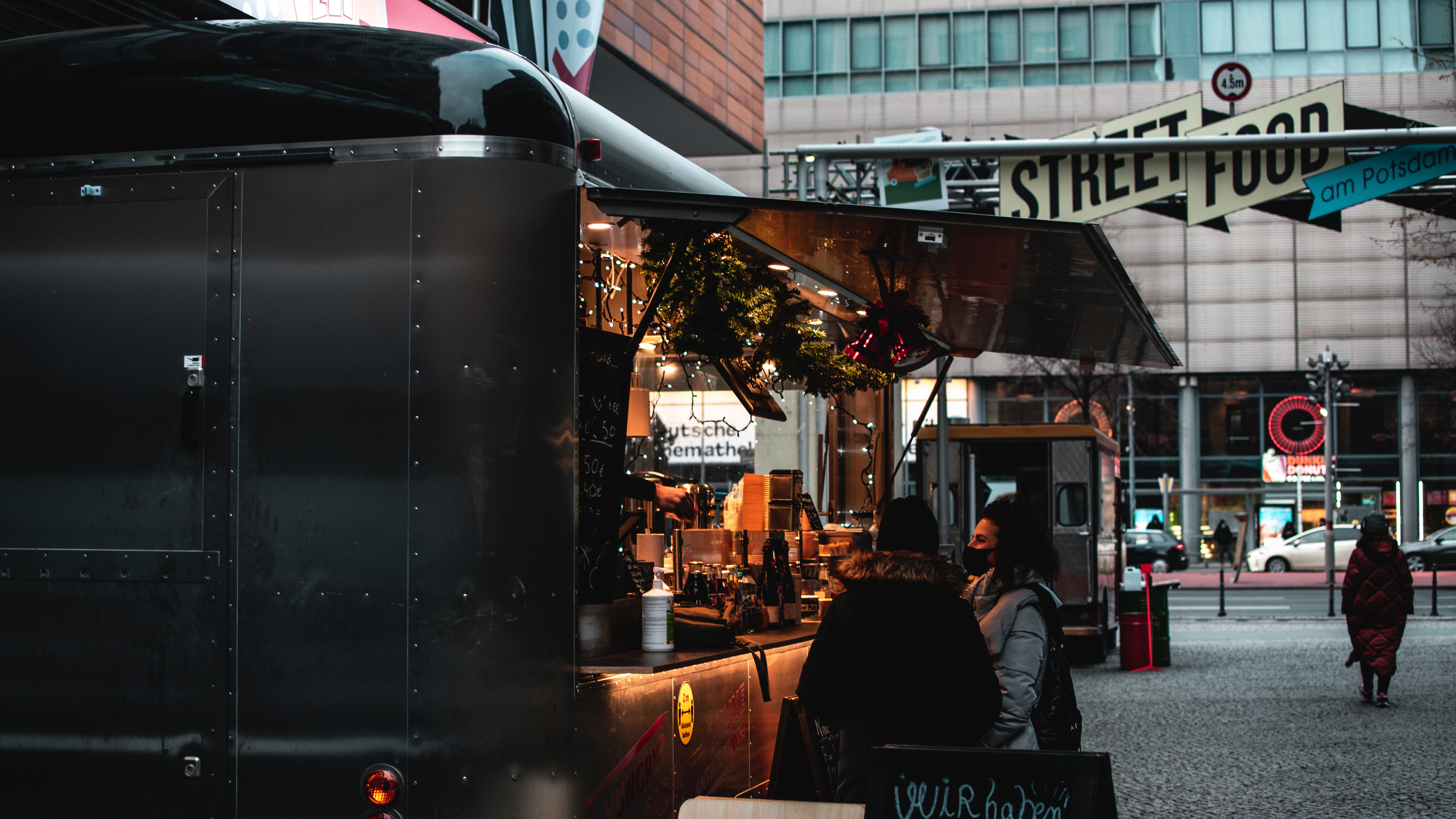 Foodtruck auf einem Weihnachtsmarkt in Mainz