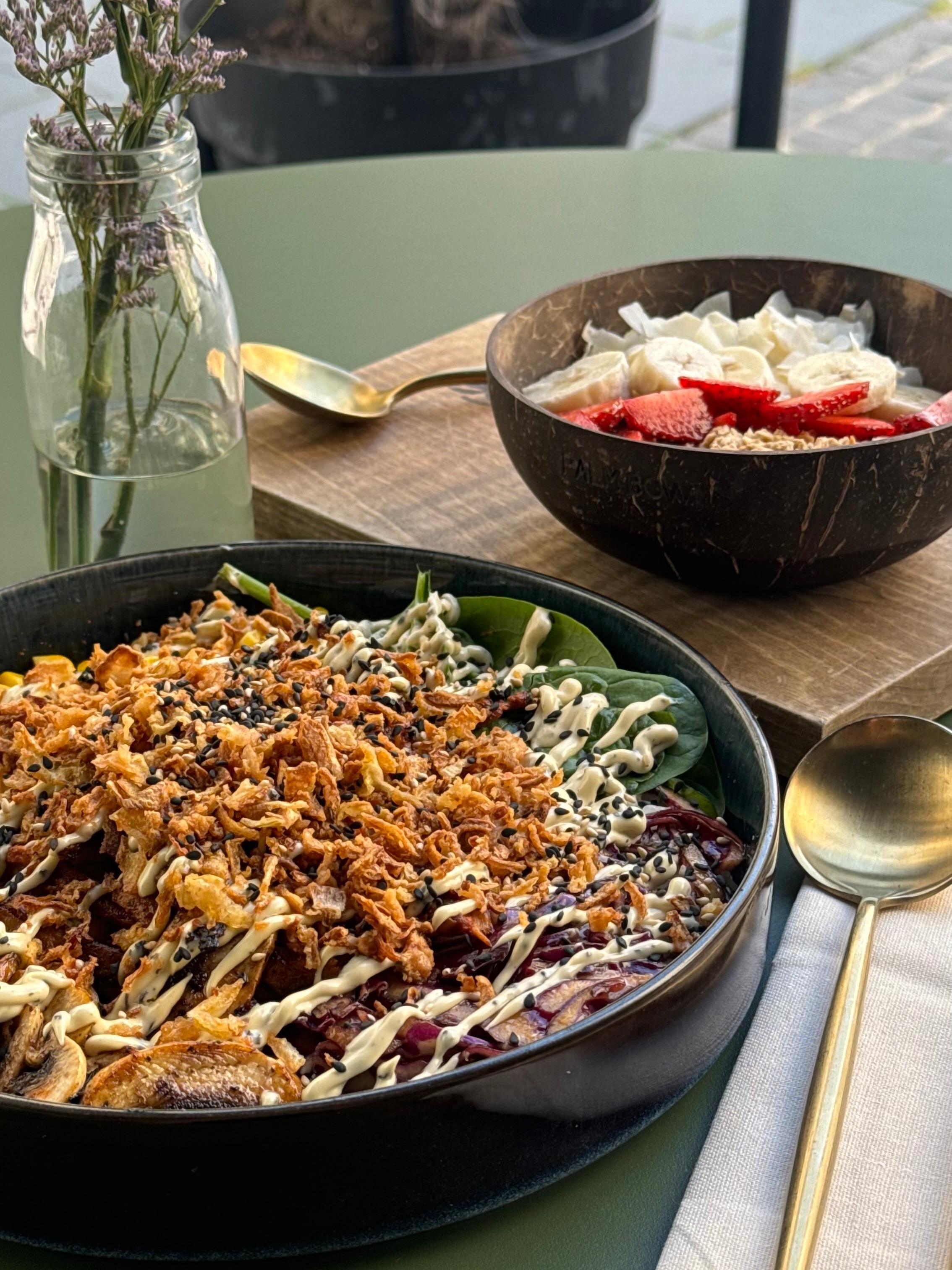 Poke Bowl mit Hähnchen und Acai Smoothie Bowl