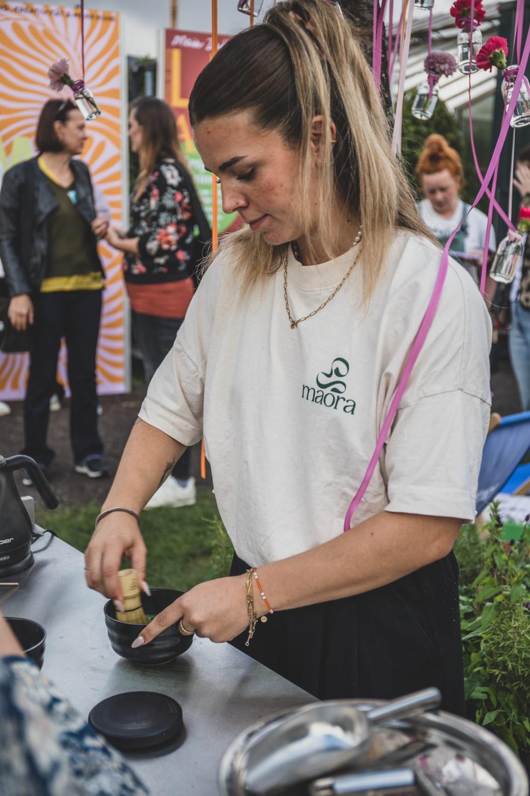 Mitarbeiterin bereitet Matcha in Matcha Bar für ein Influencer Event zu